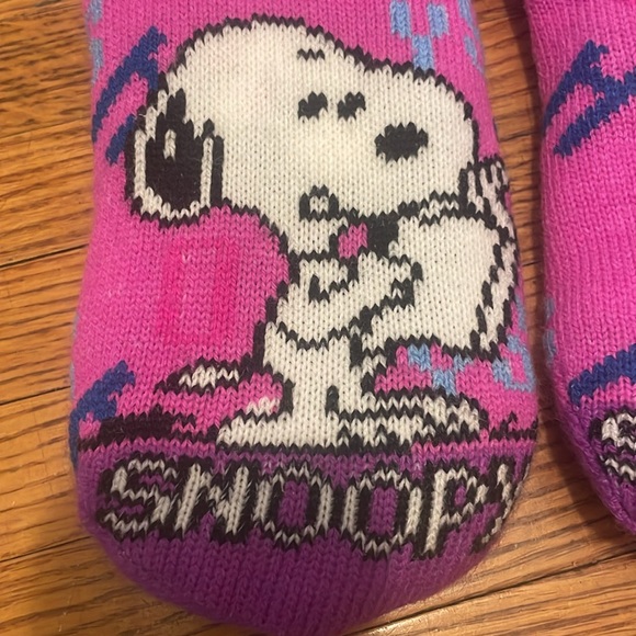 NWOT Snoopy fuzzy socks one size - Picture 2 of 6